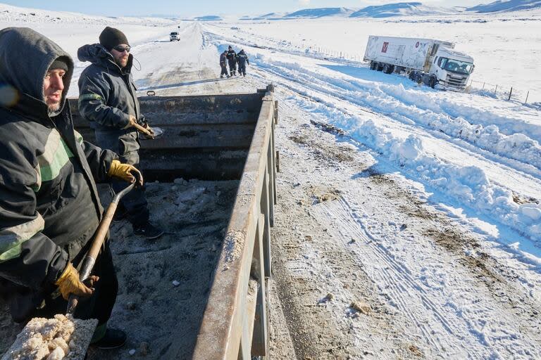 Operarios de Vialidad de Santa Cruz trabajaron para rescatar un camión de carga varado por la nieve cerca de la localidad de La Esperanza