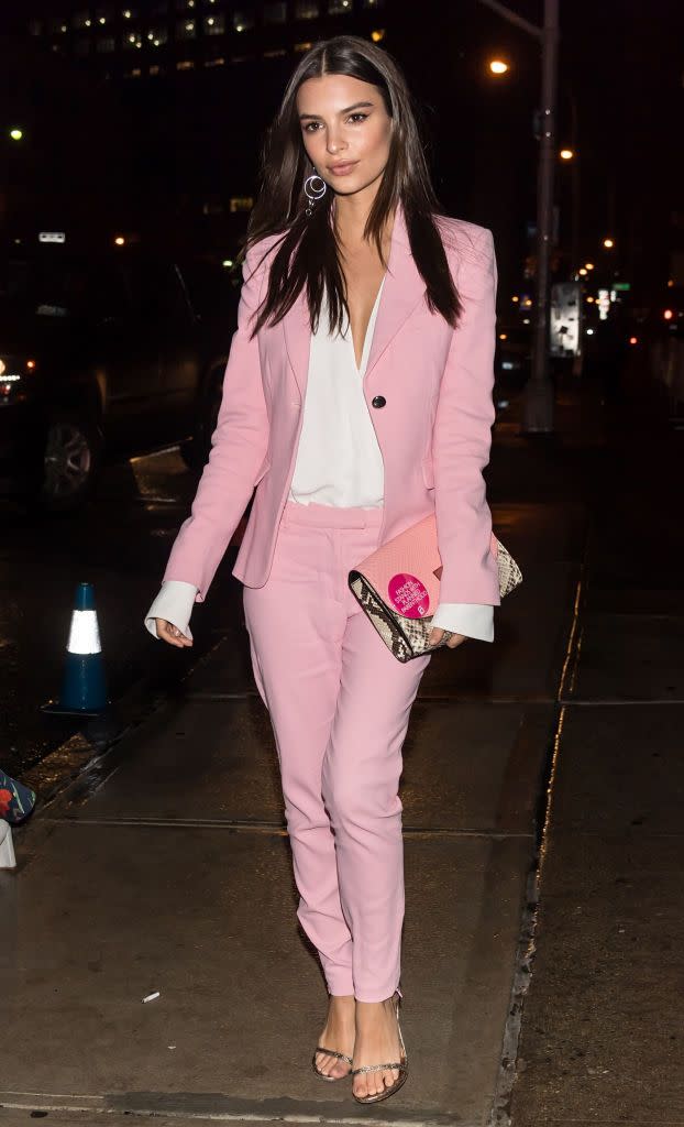 Emily Ratajkowski, qui n’a pas peur de parler politique, portait un tailleur-pantalon rose lors d’un évènement de la NYFW 2017. (Photo : Getty Images)