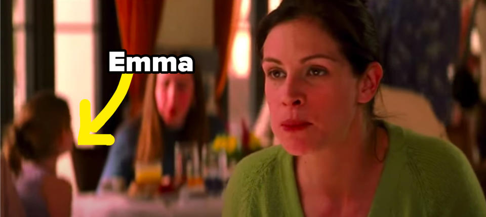 An arrow points out a child Emma in the background of a scene in America's Sweethearts