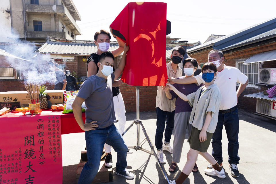 ▲鄭志偉 (右起)、孫可芳、王滿嬌、導演黃駿傑、何豪傑、李淳一同參加開鏡儀式。