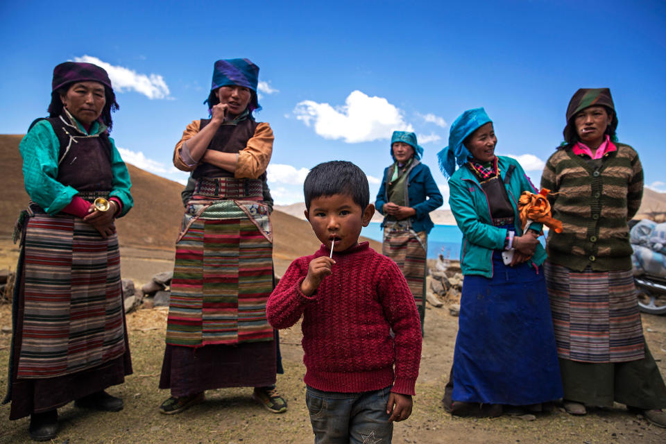 Daily life in the village of Yamdrok Tso