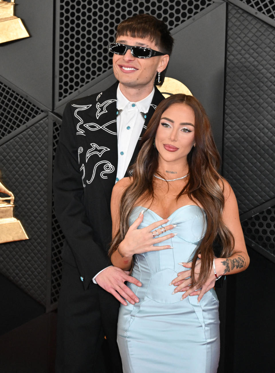 Peso Pluma y Nicki Nicole en la alfombra roja de los Grammy Awards 2024 en el Crypto.com Arena en Los Angeles. (Photo by Robyn BECK / AFP) (Photo by ROBYN BECK/AFP via Getty Images)