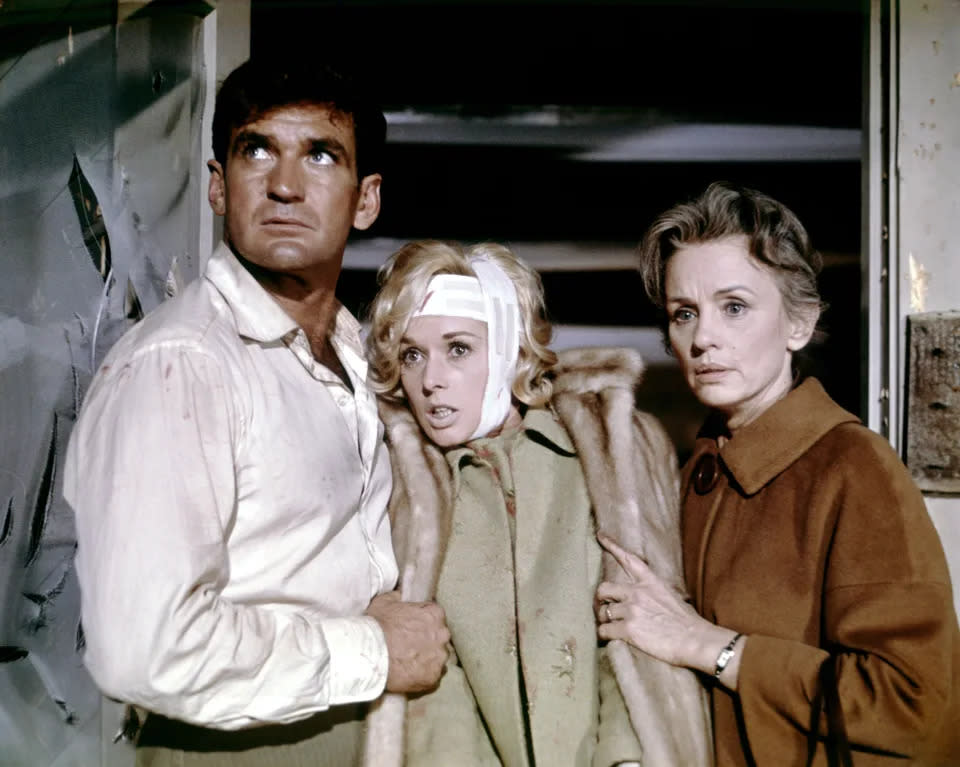 Rod Taylor, Tippi Hedren und Jessica Tandy am Set von „Die Vögel“. (Getty Images)