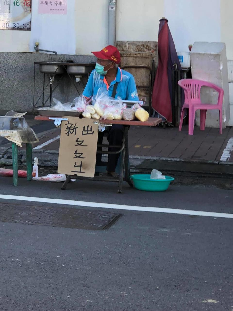 屏東一位阿公在路邊賣破布子。   圖：翻攝自屏東縣潮州鎮 臉書社團