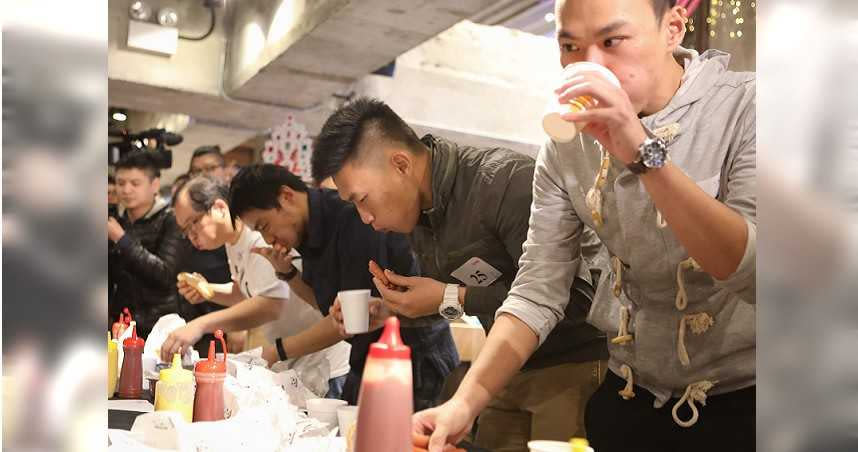 大陸央視曾點名，譴責「大胃王吃播秀」浪費食物。圖為大胃王比賽。（圖／中新社）