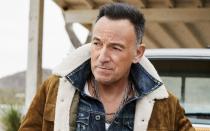 Leicht angegraut, aber auch mit 74 immer noch unterwegs, um die Freuden und Abgründe des "American Dream" zu besingen: Bruce Springsteen. 2023 und 2024 ging und geht er mit seiner E Street Band auf Welttournee. (Bild: Sony Music)