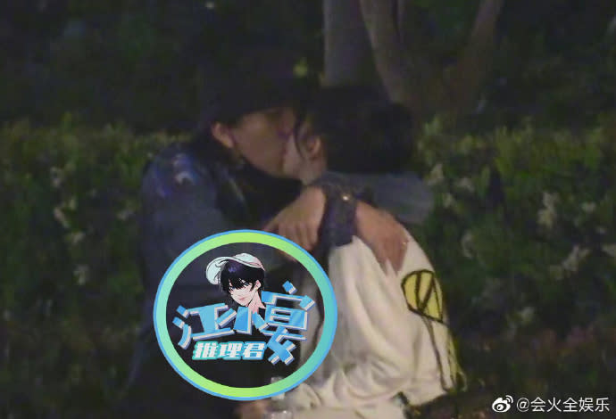王大陸與蔡卓宜被拍到在街頭擁吻。（圖／翻攝會火全娛樂微博）