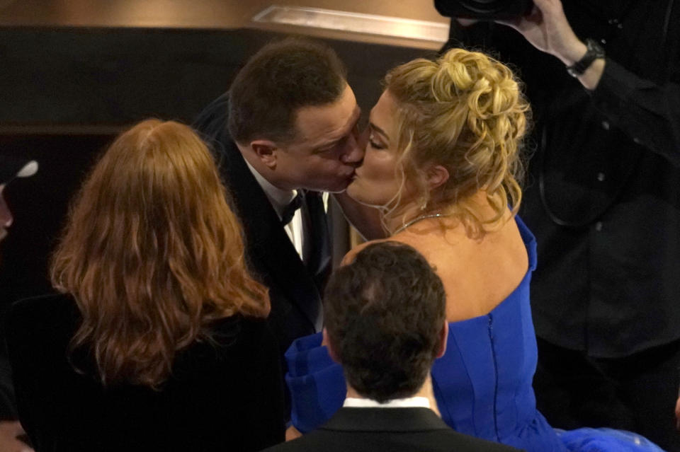 Brendan Fraser, izquierda, y Jeanne Moore se besan después de que Fraser fuera anunciado como ganador del premio a mejor actor por "The Whale" en los Oscar el domingo 12 de marzo de 2023 en el Teatro Dolby en Los Angeles. (Foto AP/Chris Pizzello)