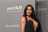Kim Kardashian lotta da tempo contro la psoriasi, una malattia cronica che porta ad una crescita anomala dell'epidermide, su cui possono comparire e scomparire in maniera disordinata delle placche rosse rivestite da squame biancastre. Contro questa patologia, Kim sta utilizzando la fototerapia.