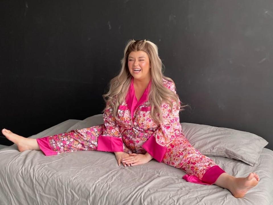 Miranda Edwards photo shoot in bed
