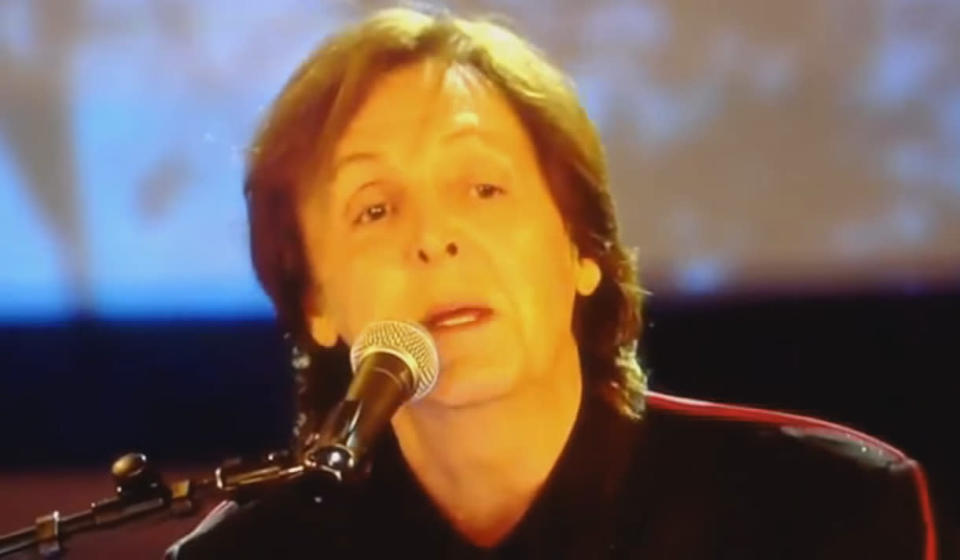 Paul McCartney messes up Hey Jude…