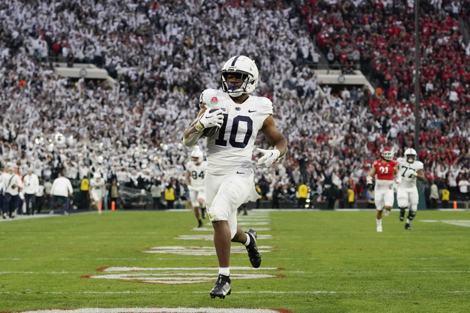Penn State running back Nicholas Singleton (10) runs toward the end zone for a touch down during the second half in the Rose Bowl NCAA college football game against Utah Monday, Jan. 2, 2023, in Pasadena, Calif. (AP Photo/Mark J. Terrill)