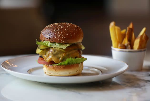 Le burger est devenu le plat le plus livré à domicile en 2021. (Photo: Eva Plevier via Reuters)