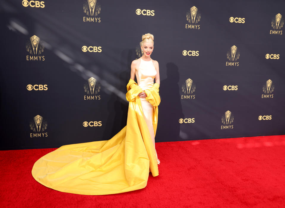 <p>Anya Taylor-Joy acaparó todas las miradas en los Emmy 2021, celebrados el 19 de septiembre. Dicen que el amarillo da mala suerte, pero la actriz acertó eligiendo este color para desfilar por la <em>red carpet</em> del LA Live. (Foto: Jay L. Clendenin / Getty Images)</p> 