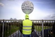 <p>Une embellie sondagière dont les gilets jaunes ne profitent pas. Pour la première fois depuis la naissance du mouvement, celui-ci s’est effrité dans l’opinion cette semaine. Selon un sondage Elabe diffusé mercredi, 56% des Français souhaitent désormais que la mobilisation cesse.<br>(Crédit : Getty Images) </p>