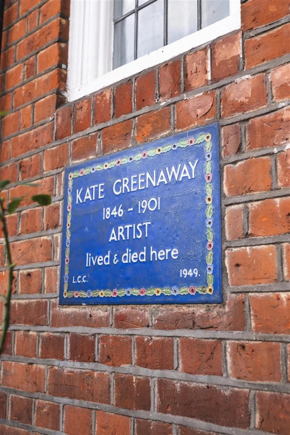 The original occupant is memorialised by a blu plaque on the exterior (Love Living Hackney)