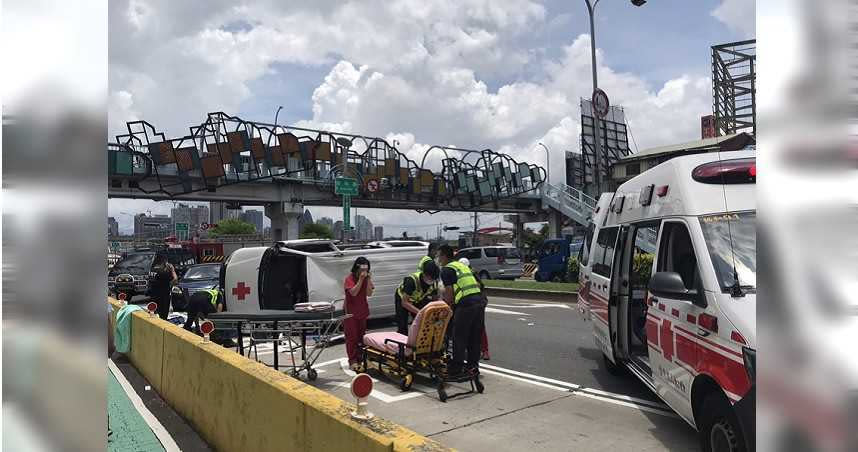 台中市台灣大道中午發生民間救護車自撞分隔島翻車意外，包括駕駛和車上病患、家屬、護理師共4人受傷，車禍現場一片狼藉。（圖／警方提供）