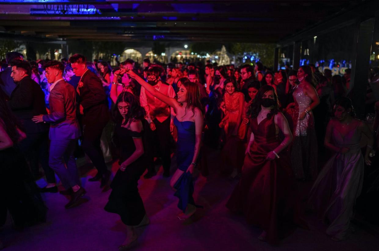 Prom is more than just a big dance party – and can cost a pretty penny. <a href="https://newsroom.ap.org/detail/VirusOutbreakProms/4311d31e85444a3d9c1b18f8fcca98b9/photo?Query=prom&mediaType=photo&sortBy=arrivaldatetime:desc&dateRange=Anytime&totalCount=1676&currentItemNo=41" rel="nofollow noopener" target="_blank" data-ylk="slk:AP Photo/Paul Ratje;elm:context_link;itc:0;sec:content-canvas" class="link ">AP Photo/Paul Ratje</a>