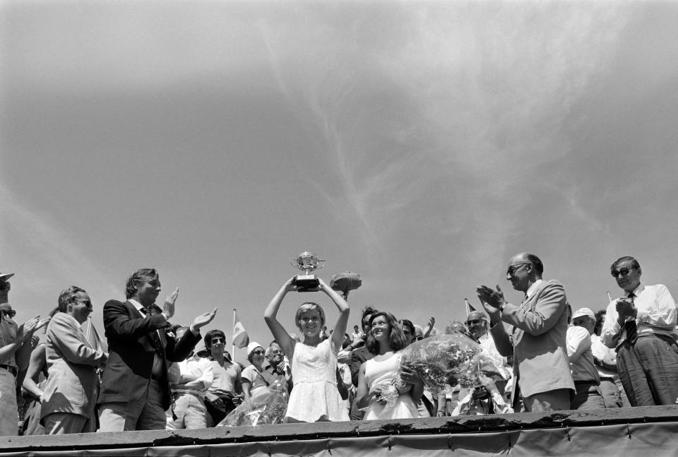 British Sue Barker holds up her trophy after defeating Czech Renata Tomanova at Roland Garros stadium during the French tennis Open, on June 13, 1976. It was Barker's 1st (and only) career Grand Slam title.   AFP PHOTO (Photo credit should read STAFF/AFP via Getty Images)