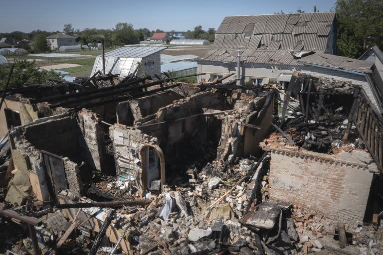 Una vista de una casa privada en ruinas después de un ataque con misiles rusos en la región de Kiev, Ucrania, el miércoles 8 de mayo de 2024