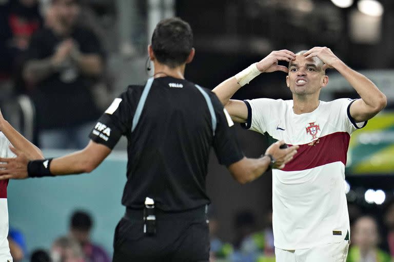 Ricardo Horta de Portugal, a la izquierda, y Pepe de Portugal le hacen un gesto al árbitro Facundo Tello de Argentina durante el partido de fútbol de cuartos de final de la Copa del Mundo entre Marruecos y Portugal, en el estadio Al Thumama en Doha, Qatar, el sábado 10 de diciembre de 2022