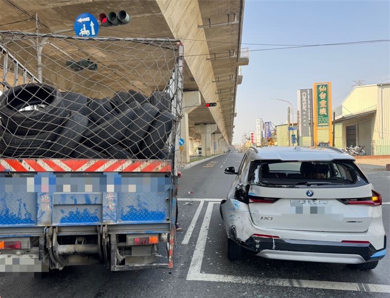 被擦撞的BMW iX1車側受損嚴重。（圖／翻攝畫面）