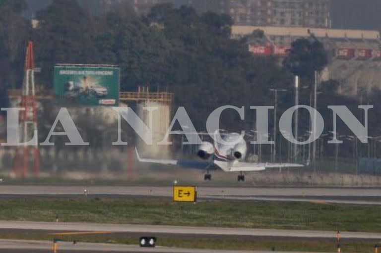 Manzur en el avión sanitario