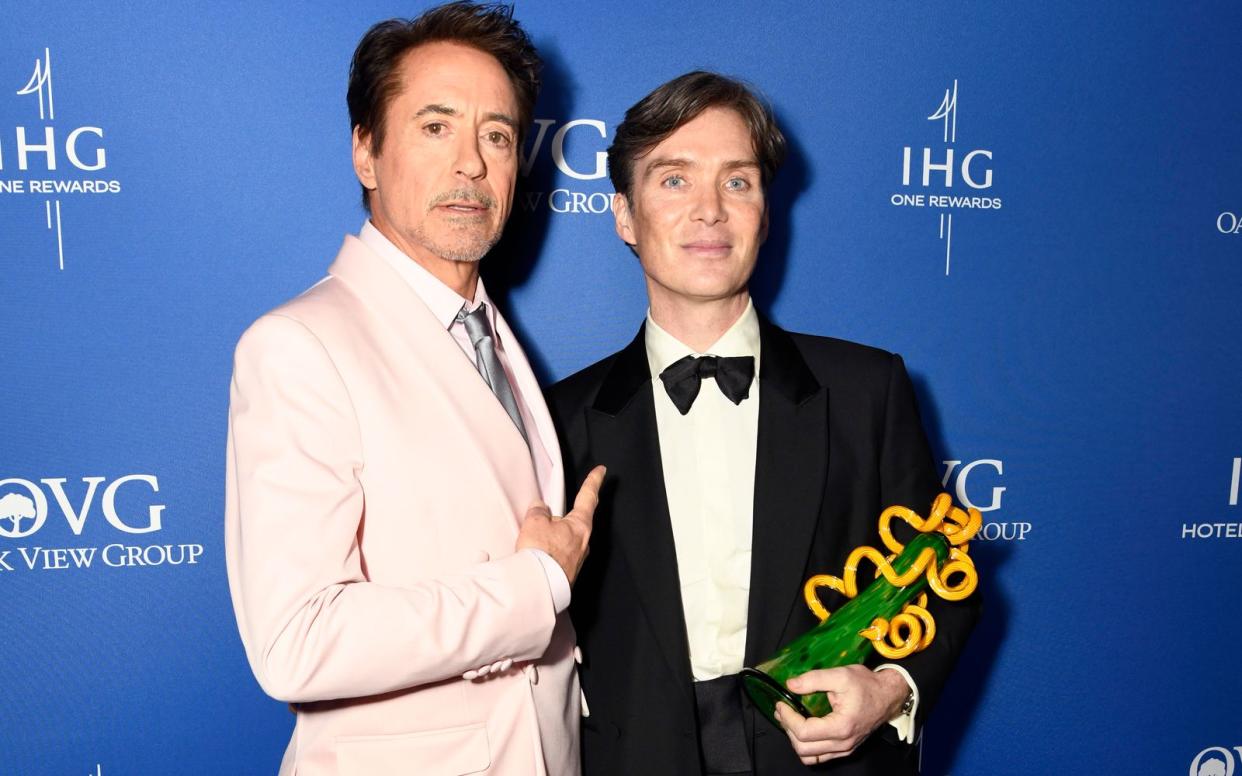 Robert Downey Jr. (links) und Cillian Murphy standen gemeinsam für den erfolgreichen Thriller "Oppenheimer" vor der Kamera. (Bild: 2024 Getty Images/Presley Ann)