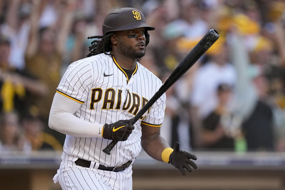 ARCHIVO - Foto del 19 de octubre del 2022, Josh Bell de los Padres de San Diego observa su remolcada sencilla en el quinta entrada del juego 2 de la Serie de Campeonato de la Liga Nacional ante los Filis de Filadelfia. El martes 6 de diciembre del 2022, Bell firma por dos años con los Guardianes de Cleveland. (AP Foto/Brynn Anderson, Archivo)