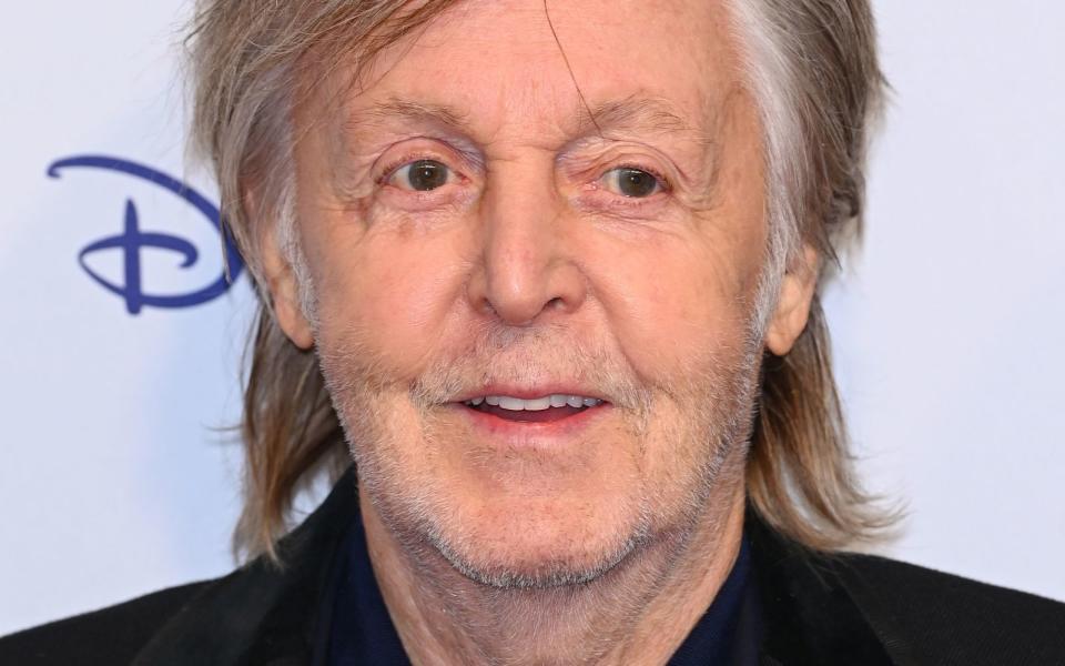 Sir Paul McCartney äußert Zweifel am Einsatz von KI, um aus den Demos seines verstorbenen Bandkollegen John Lennon "neue" Songs zu produzieren. (Bild: 2022 Getty Images/Joe Maher)