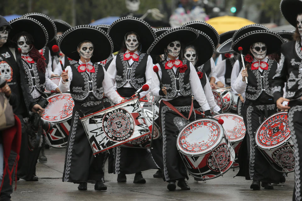 Varias personas de una coreografía participan en el desfile del Día de Muertos en la Ciudad de México, el sábado 2 de noviembre de 2019. (AP Foto/Ginnette Riquelme)
