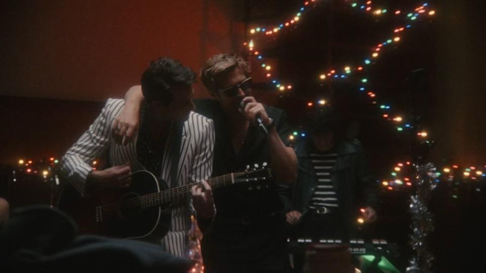 萊恩葛斯林（右）與音樂製作人馬克朗森（左）的同台畫面，讓人想起了《樂來樂愛你》。（Atlantic Records提供）