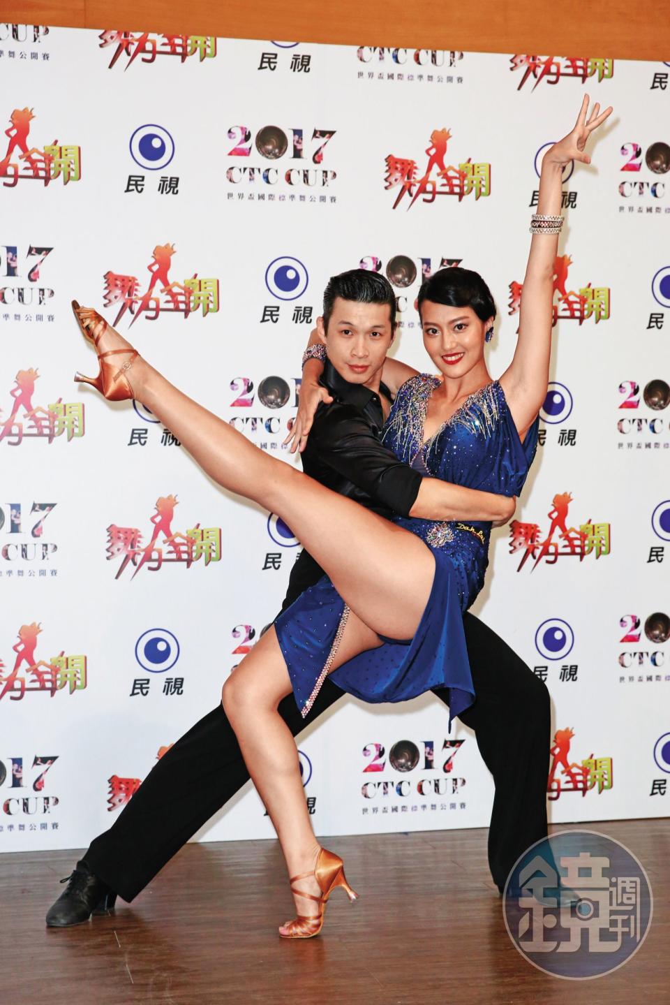 2017年顏曉筠（右）參加《舞力全開》節目，一舞驚人，讓大家對她留下極深的印象。