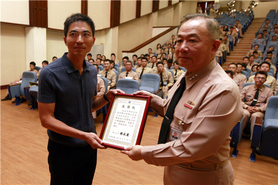 海軍司令陳永康上將（右）23日感謝沈天羽為同仁詮釋這場攸關海軍戰力的「長江突圍戰役」過程。（軍聞社記者方正攝）