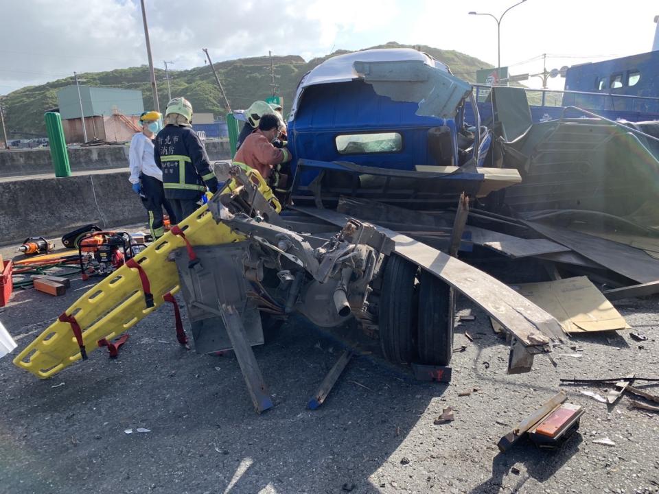 台61西濱快速道路發生連環車禍，多輛車被撞到面目全非。（圖／東森新聞）