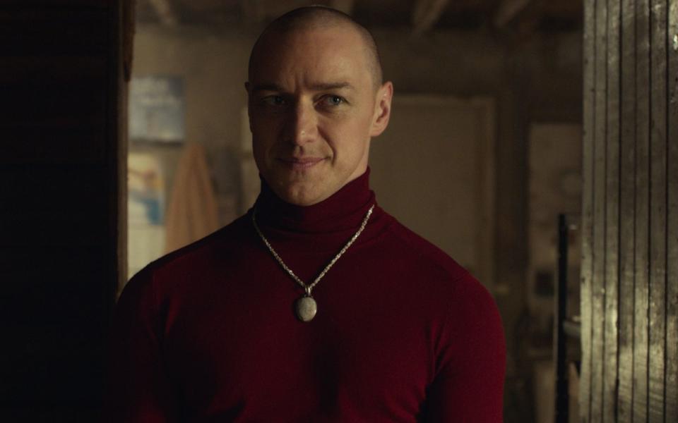 Der virtuos aufspielende James McAvoy überrascht in "Split" mit immer wieder neuen Identitäten. Zwar reicht der subtile Psychothriller trotz der beklemmenden Atmosphäre nicht ganz an den famosen Vorgänger "Unbreakable" heran. Doch eine ordentliche Spannungskurve samt überraschender Schlusspointe bietet Shyamalan immer noch. (Bild: Universal Pictures)