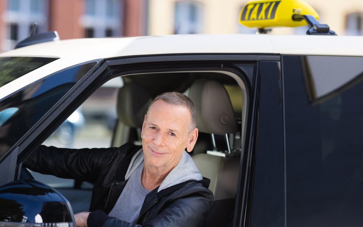 Thomas Hackenberg und sein "Quiz Taxi" sind wieder auf der Straße. Die Quoten der ersten Ausgabe dürften die Verantwortlichen bei Kabel Eins gefreut haben. (Bild: Kabel Eins / Boris Breuer)