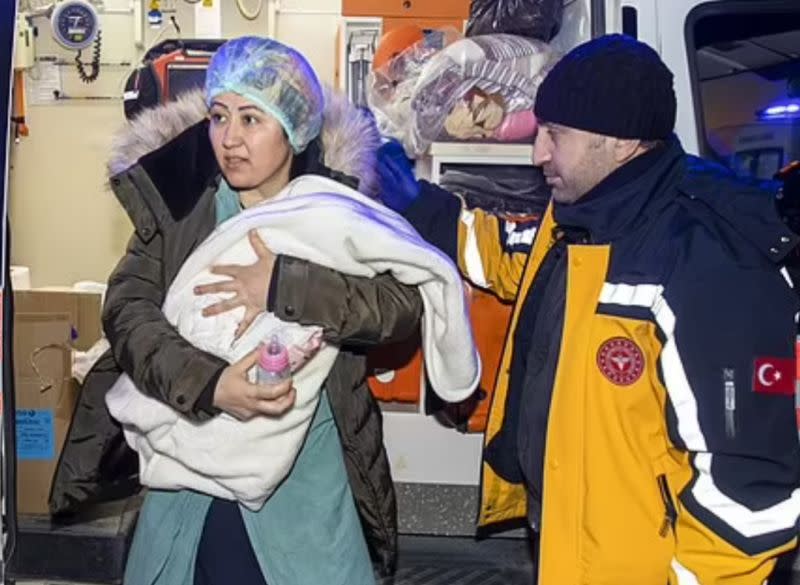 ▲陪同嬰兒前往安卡拉的志工與在機場等候的救護車 。（圖／翻攝自每日郵報）