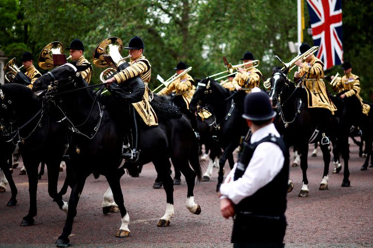 La banda montada de la Caballería Doméstica sale del Palacio de Buckingham para desfilar por The Mall durante el Trooping the Colour