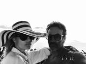 De son côté, Sveva Alviti a posté une photo en noir et blanc d’elle et d’Anthony Delon prise à Capri. En légende, l’actrice italienne a simplement écrit un très sobre : "365 jours", accompagné d’un cœur rouge. Un nombre qui rappelle que cela fait un an qu’ils filent ensemble le parfait amour. Bon anniversaire, les amoureux ! © Instagram @svevaalviti