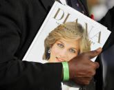 <p>Anlässlich des 20. Todestages von Lady Diana fanden sich viele Royal-Fans in London zum gemeinsamen Gedenken an die Prinzessin der Herzen zusammen. (Bild: AP Photo/ Frank Augstein) </p>