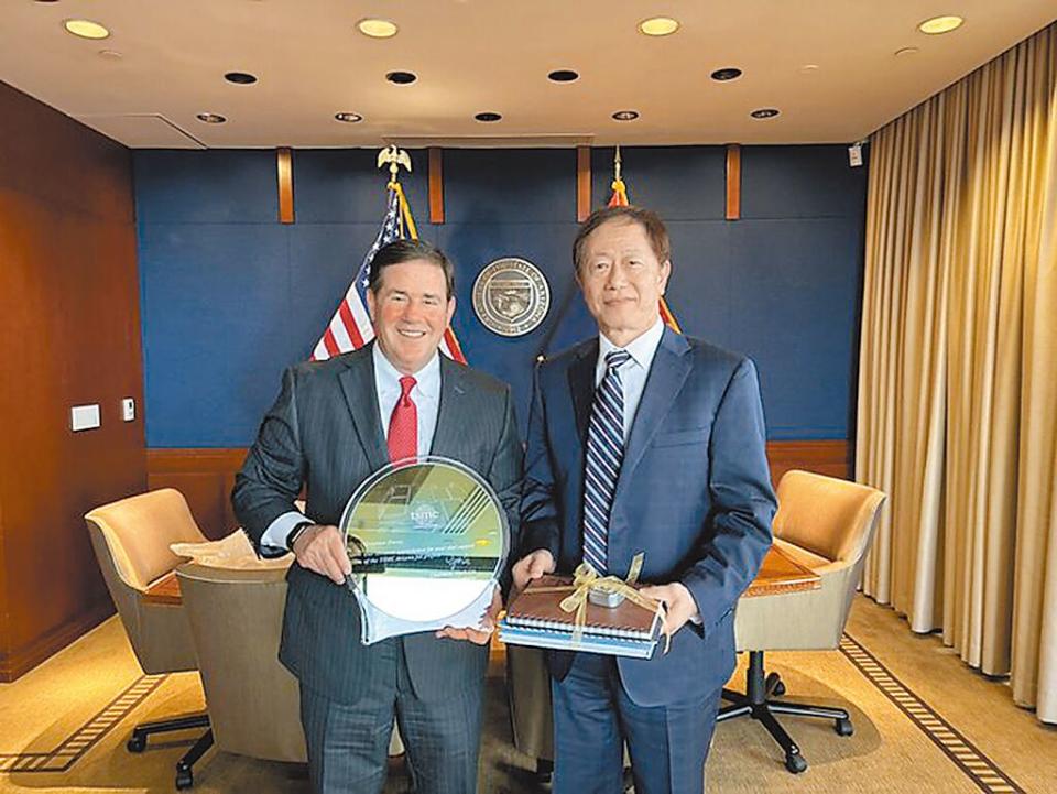 亞利桑那州長杜席（Doug Ducey）5日會晤來訪的台積電董事長劉德音，並收下劉德音贈送的「TSMC晶圓紀念品」。圖／州長推特