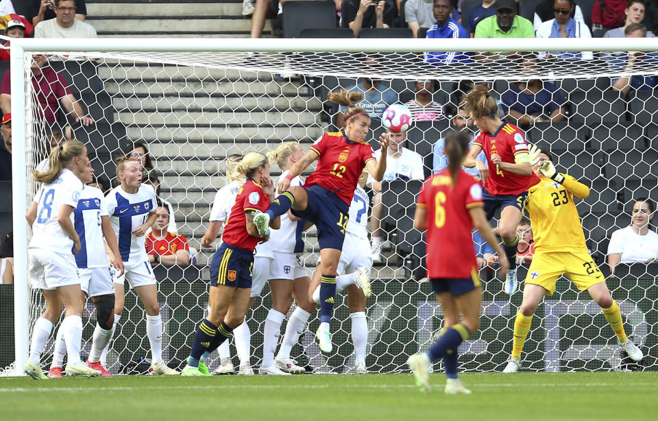 Irene Paredes (4) anota de cabeza el primer gol de España en su victoria 4-1 sobre Finlandia en el Campeonato Europeo femenino en Milton Keynes (Inglaterra) el 8 de julio del 2022. (Nigel French/PA via AP)
