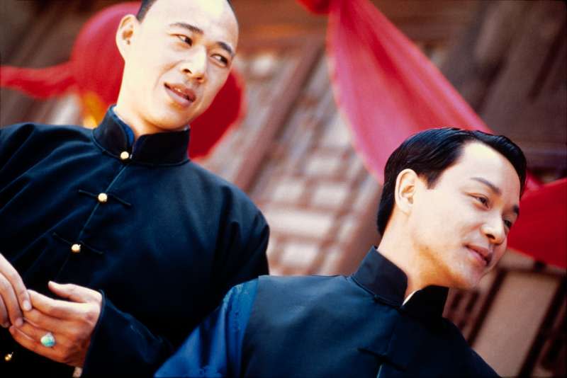 20181207-華語影史經典電影《霸王別姬》中一場張豐毅（左）和張國榮（右）一同挨罰的戲碼，為追求戲劇張力，張豐毅光著屁股上陣。（甲上娛樂提供）