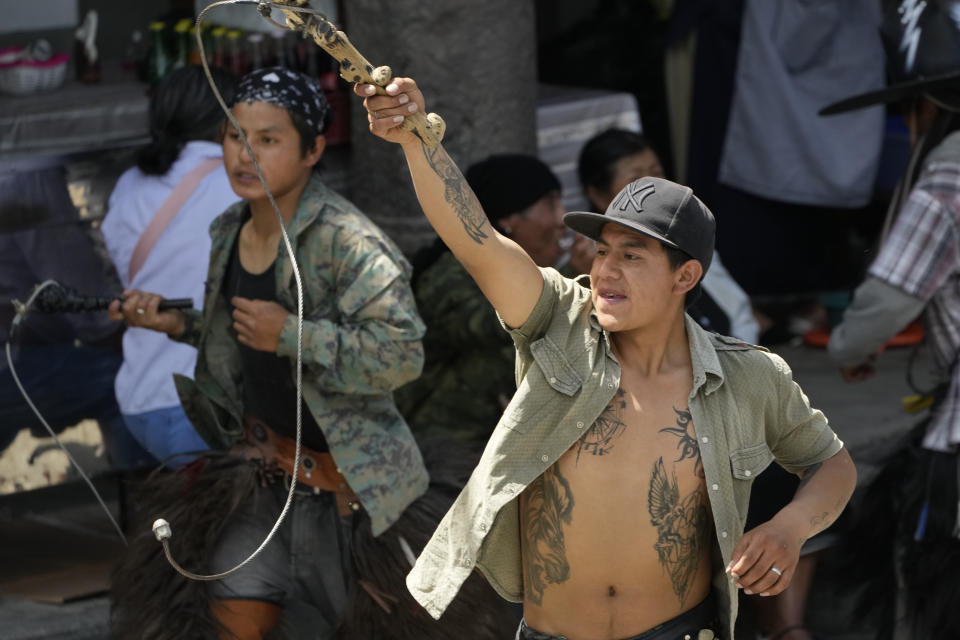 Un hombre sacude un látigo como parte de un ritual en honor al dios indígena del Sol con la esperanza de recibir buenas cosechas durante el Inti Raymi, el el Festival del Sol, en una plaza en Cotacachi, Ecuador, el lunes 24 de junio de 2024. (AP Foto/Dolores Ochoa)