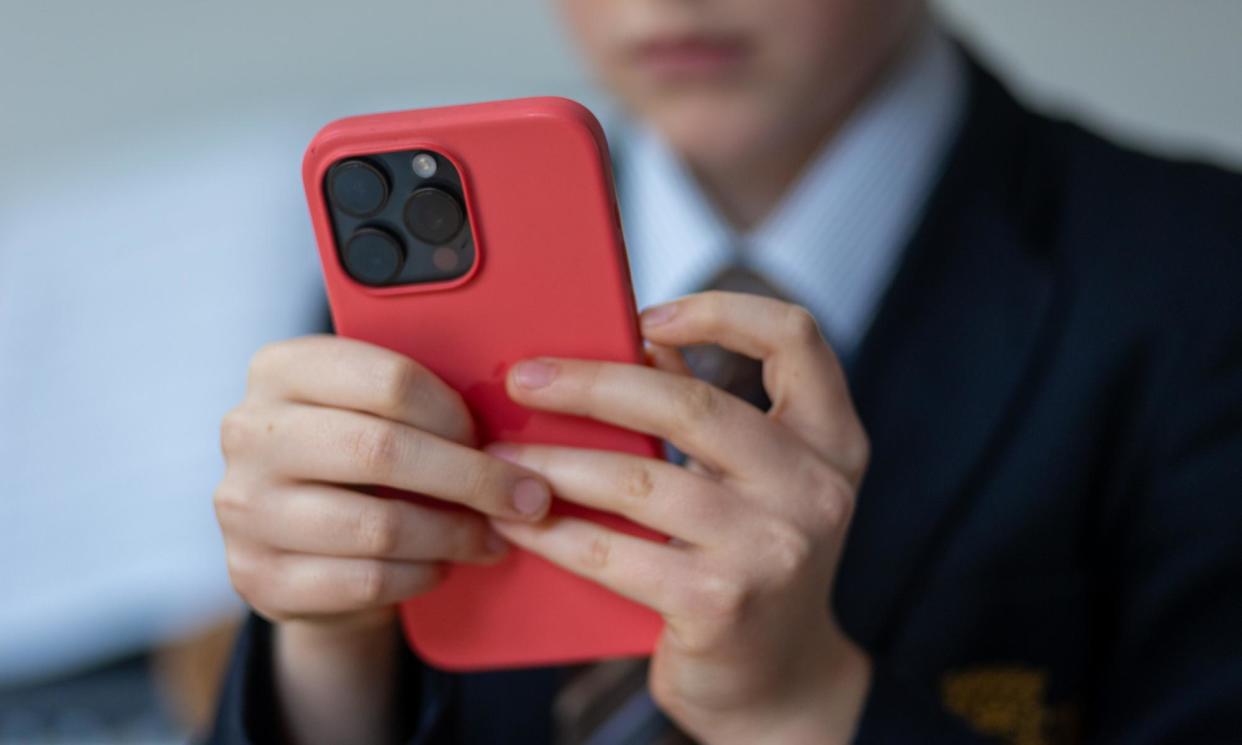 <span>The federal government says it will introduce legislation by the end of 2024 to set an age limit for social media use, likely to be between 14 and 16.</span><span>Photograph: Matt Cardy/Getty Images</span>