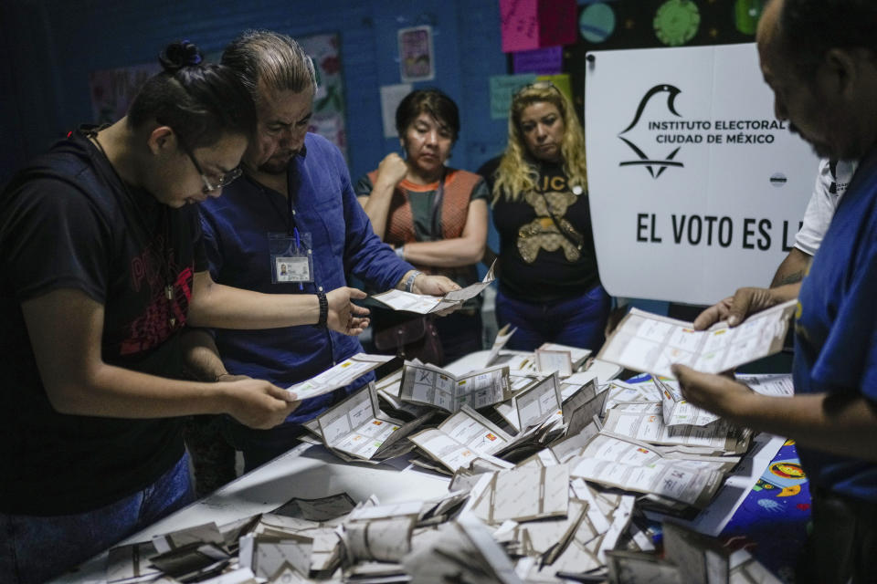 Funcionarios electorales y observadores cuentan votos tras el cierre de urnas en las elecciones generales en Ciudad de México, el domingo 2 de junio de 2024. (AP Foto/Matías Delacroix)