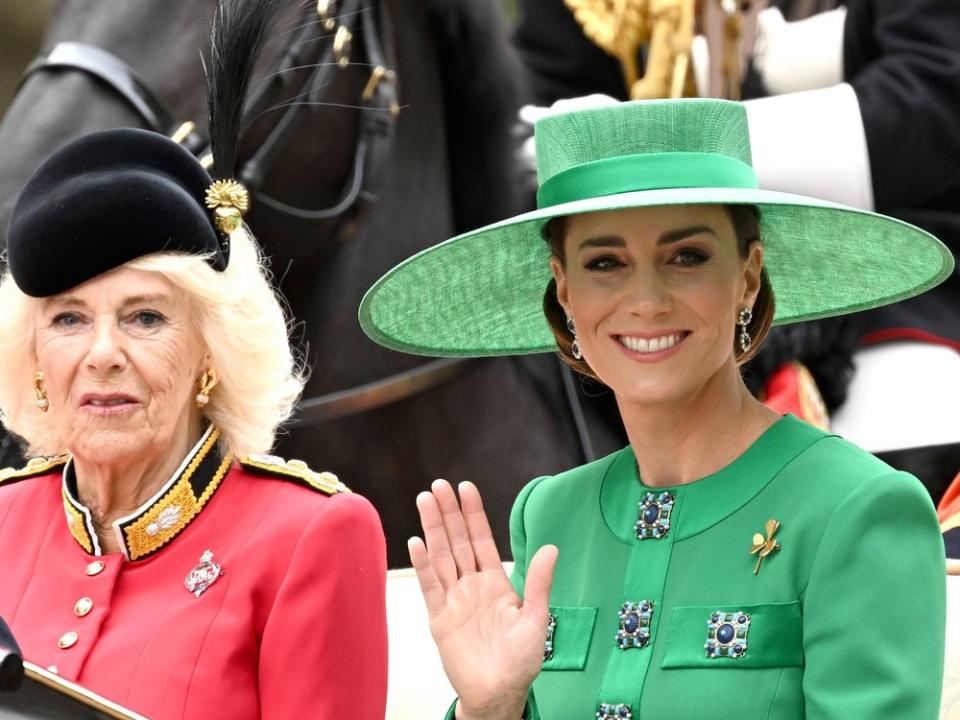 Prinzessin Kate (r.) neben Königin Camilla in der Kutsche. (Bild: imago/PA Images)