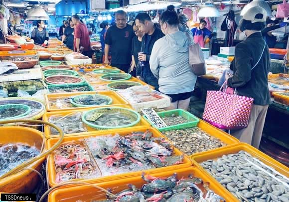 東港華僑市場春節不打烊，已湧現採買年貨人潮。