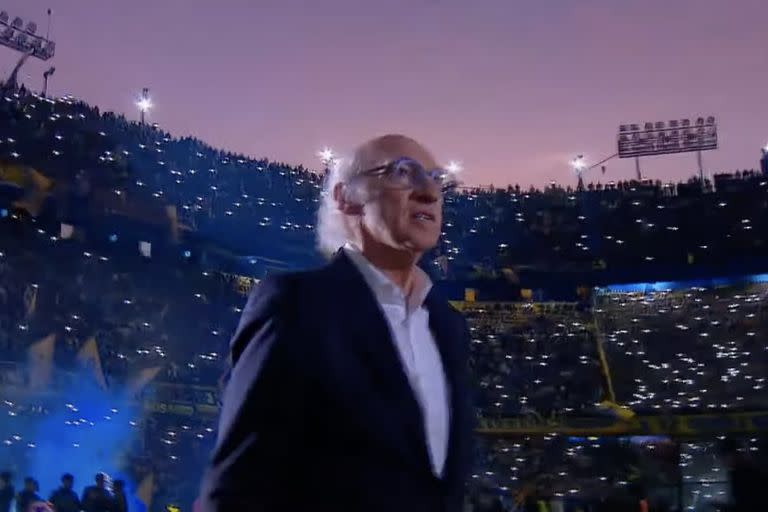 Carlos Bianchi, ingresando a la Bombonera para el partido despedida de Juan Román Riquelme